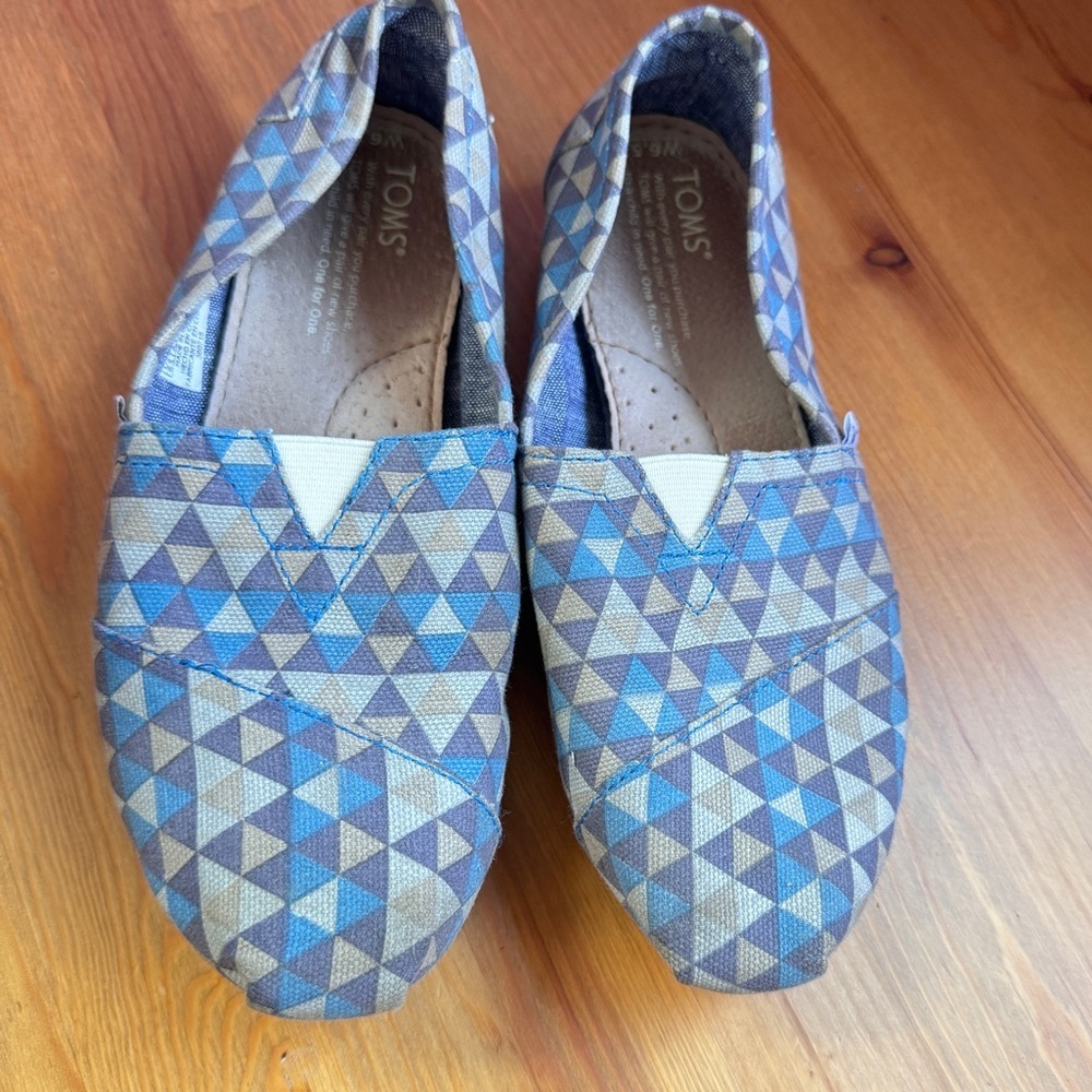 Toms slip ons size 6.5
